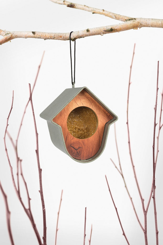 Support pour beurre de cacahuètes pour oiseaux – gris-vert, façade couleur bois
