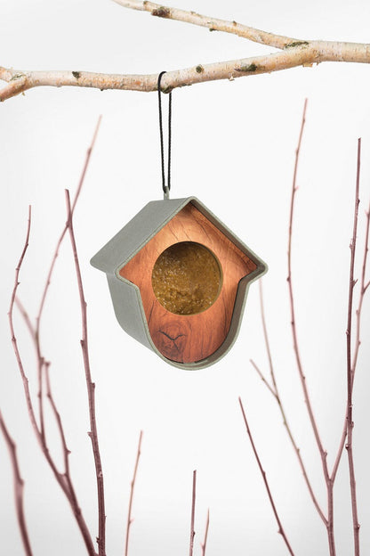 Support pour beurre de cacahuètes pour oiseaux – gris-vert, façade couleur bois